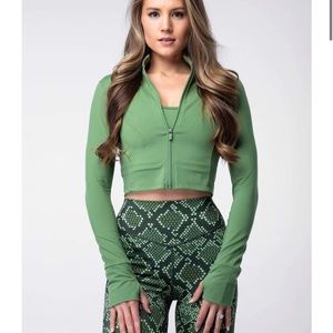 Balance Athletica Elevate Cropped Zip in BLACK